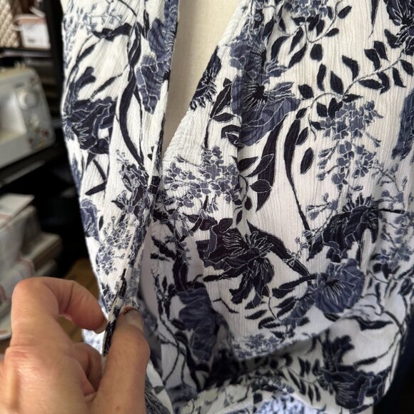 INC. Blue and White Sleeveless Blouse. EUC, Size M - Picture 3 of 7